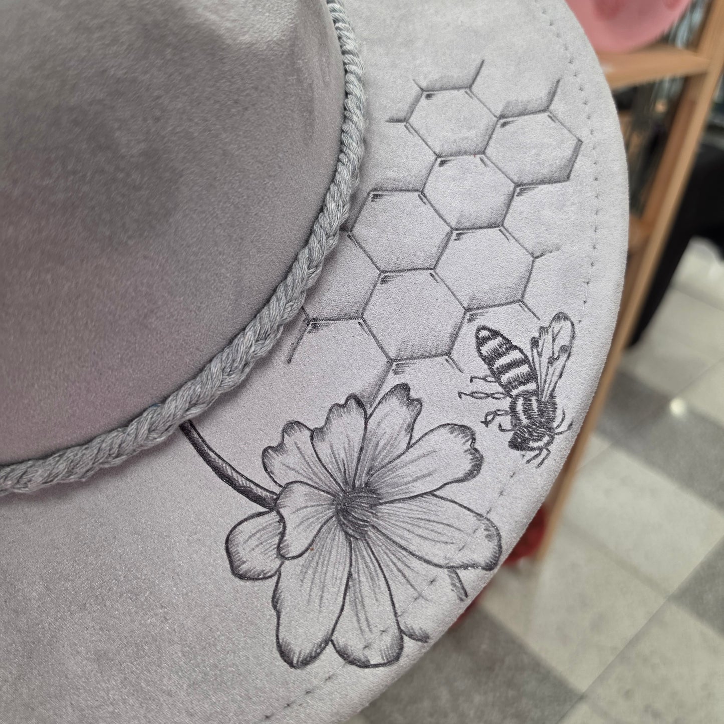 New* 035 Grey Bee (Planties In A Knot)