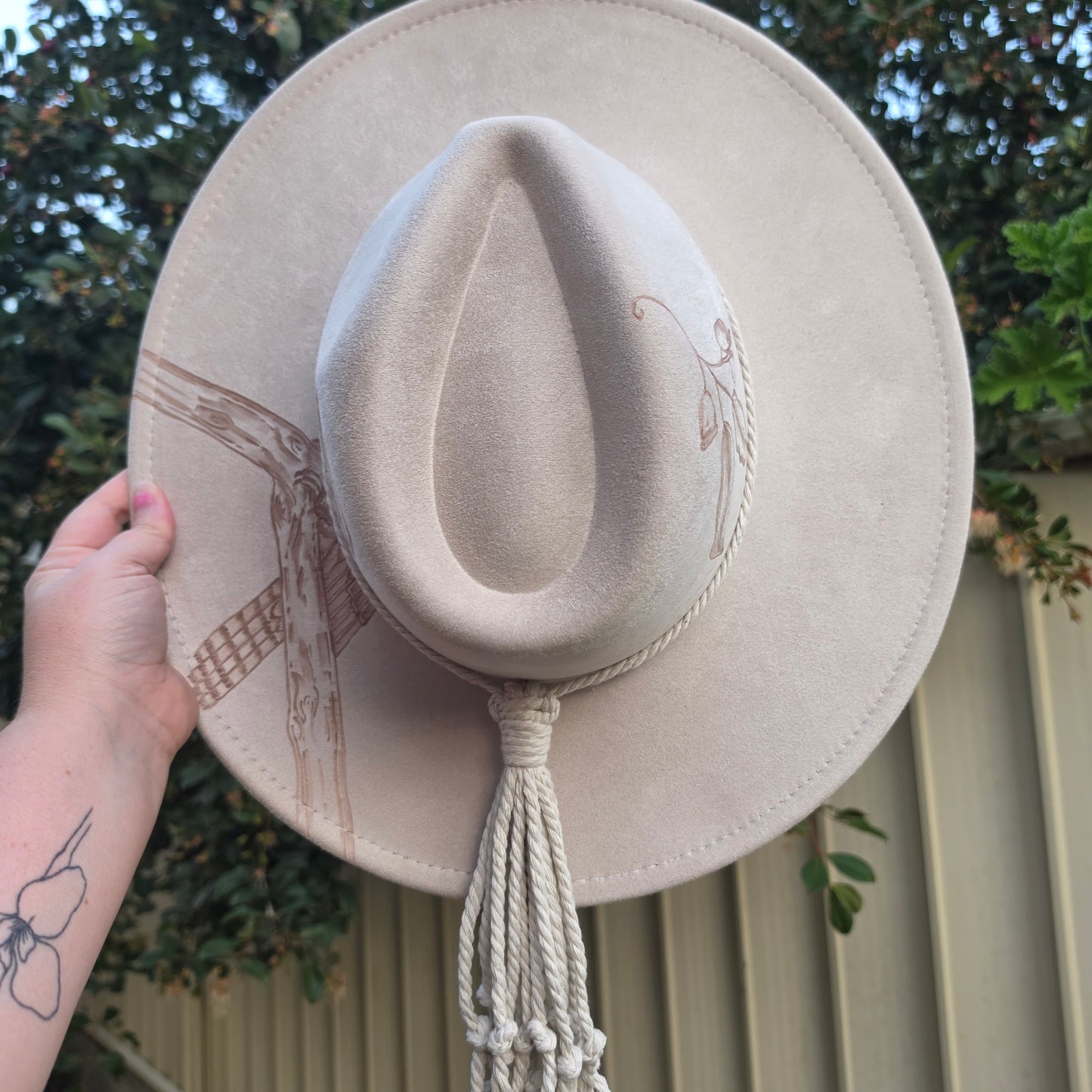 *NEW 020 Beige Kookaburra w/ Gum Leaves