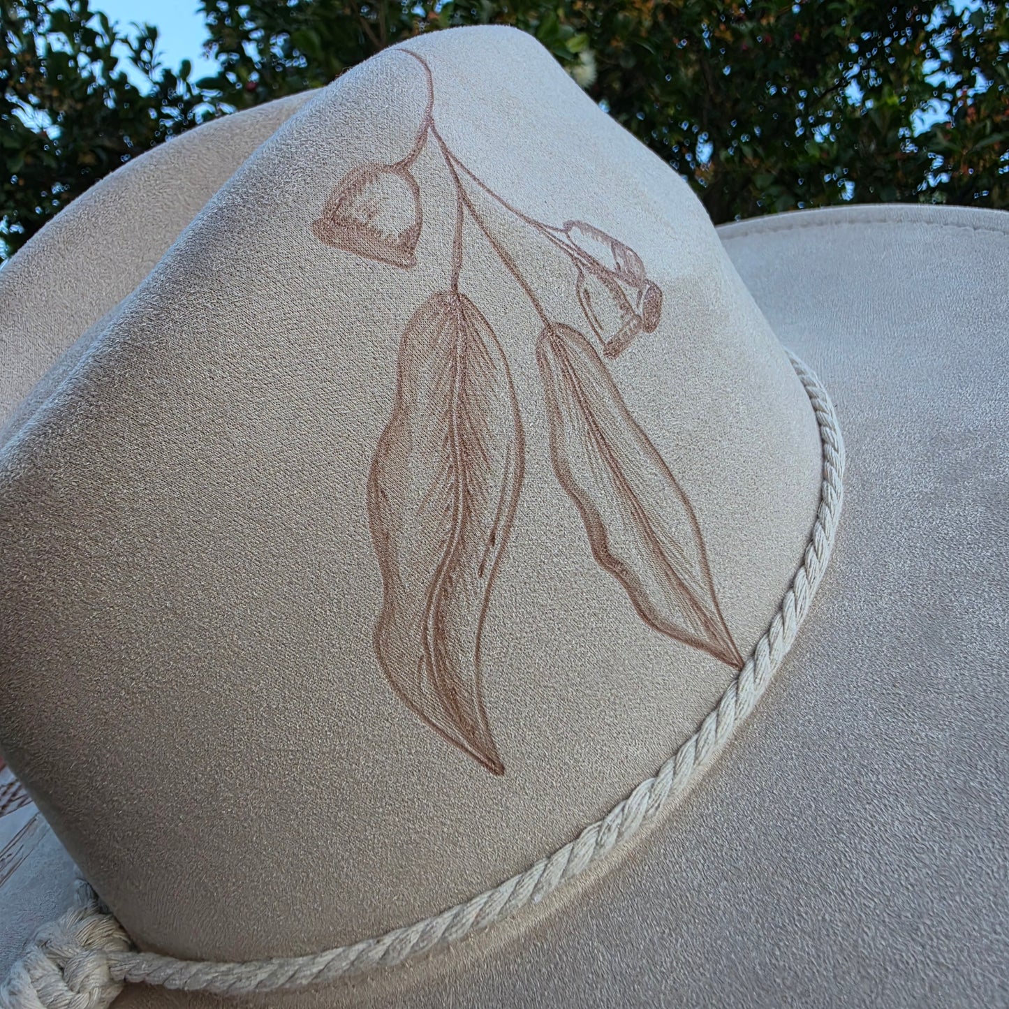 *NEW 020 Beige Kookaburra w/ Gum Leaves
